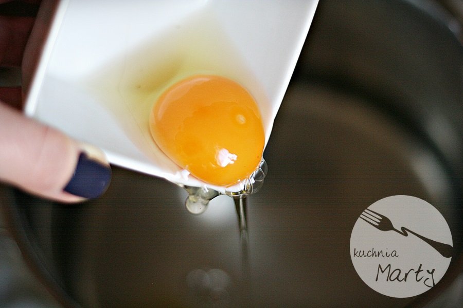 Jak sprawdzić świeżość jajek i ugotować idealne jajko w koszulce