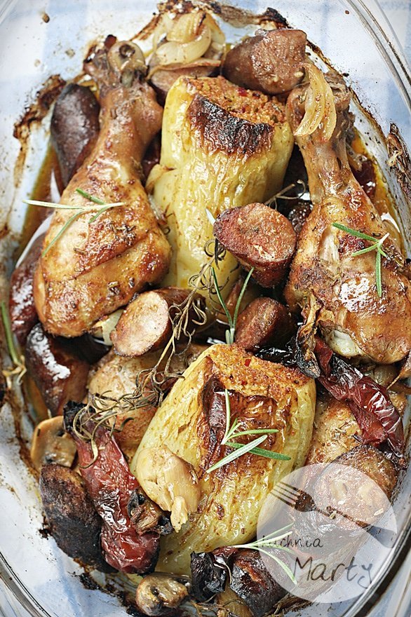 kurczak - Pieczony kurczak w winie z kiełbasą, wędzoną papryką i rozmarynem