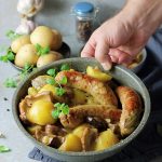 Biała kiełbasa w sosie grzybowym z ziemniakami